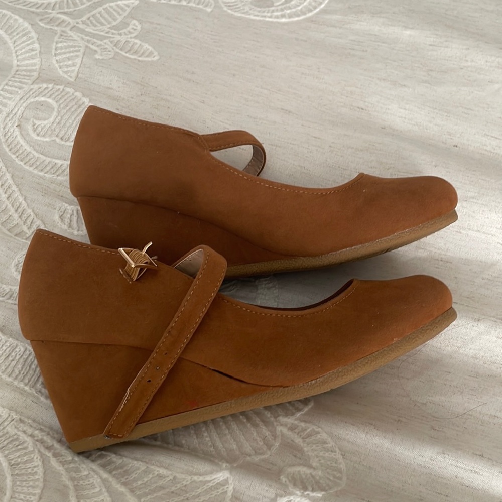 Small brown wedges.